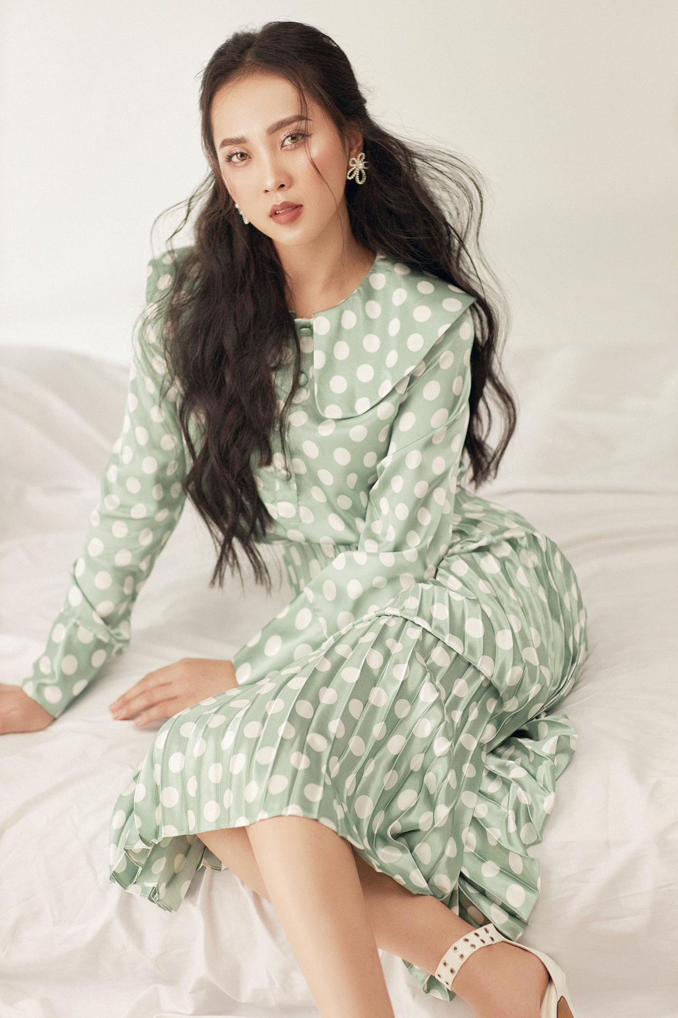 Nhiều người khen cô có gương mặt đậm chất Á Đông và đúng chuẩn dịu dàng của con gái Việt Nam.