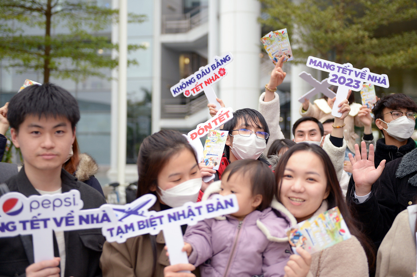 Hàng trăm sinh viên, lao động trẻ Việt Nam từ Nhật Bản được hỗ trợ về đón Tết. Hàng trăm sinh viên, lao động trẻ Việt Nam từ Nhật Bản được hỗ trợ về đón Tết.