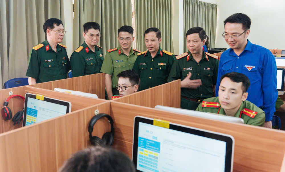 Nhiều phần thưởng hấp dẫn tại Cuộc thi Olympic tiếng Anh dành cho cán bộ trẻ năm 2025. Ảnh: BTC Nhiều phần thưởng hấp dẫn tại Cuộc thi Olympic tiếng Anh dành cho cán bộ trẻ năm 2025. Ảnh: BTC