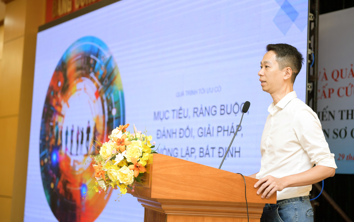 Anh Lê Công Thành - Giám đốc Công ty CP Công nghệ chọn lọc thông tin (Infore), chia sẻ với các bạn trẻ về cách sử dụng ChatGPT trên mạng xã hội.