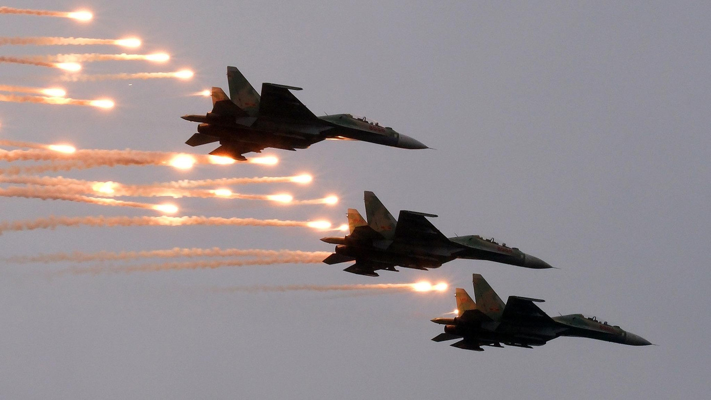 Mỗi tiêm kích khi nhả đạn bẫy mồi nhiệt tạo thành dải ánh sáng kéo dài sáng rực trên bầu trời. Ảnh: HOÀNG MẠNH THẮNG Mỗi tiêm kích khi nhả đạn bẫy mồi nhiệt tạo thành dải ánh sáng kéo dài sáng rực trên bầu trời. Ảnh: HOÀNG MẠNH THẮNG