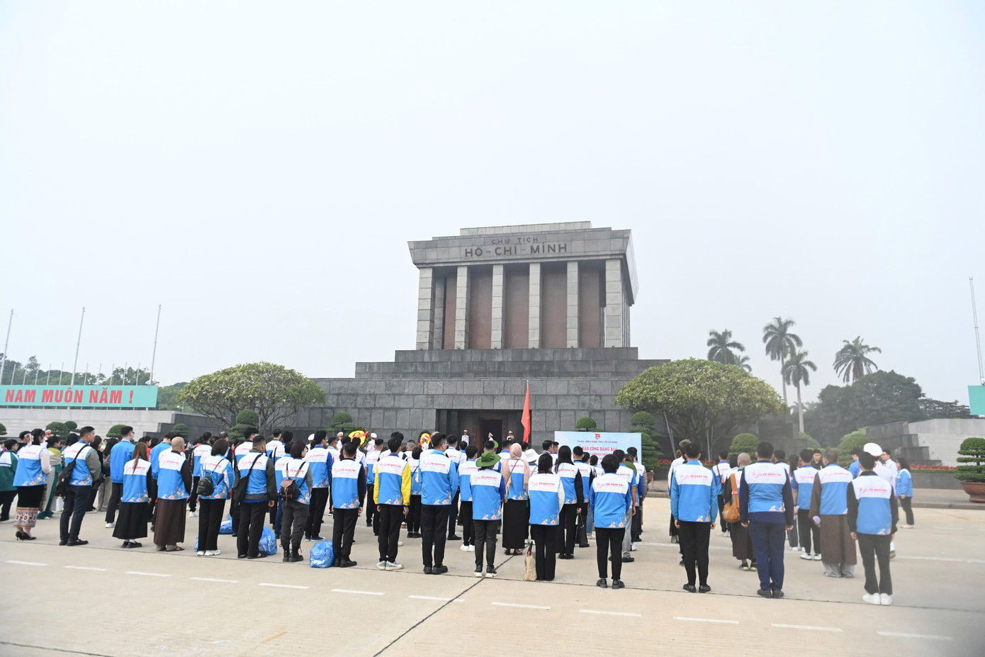 Trước đó, các đại biểu đã vào Lăng viếng Chủ tịch Hồ Chí Minh. Ảnh: LÂM ĐĂNG HẢI
