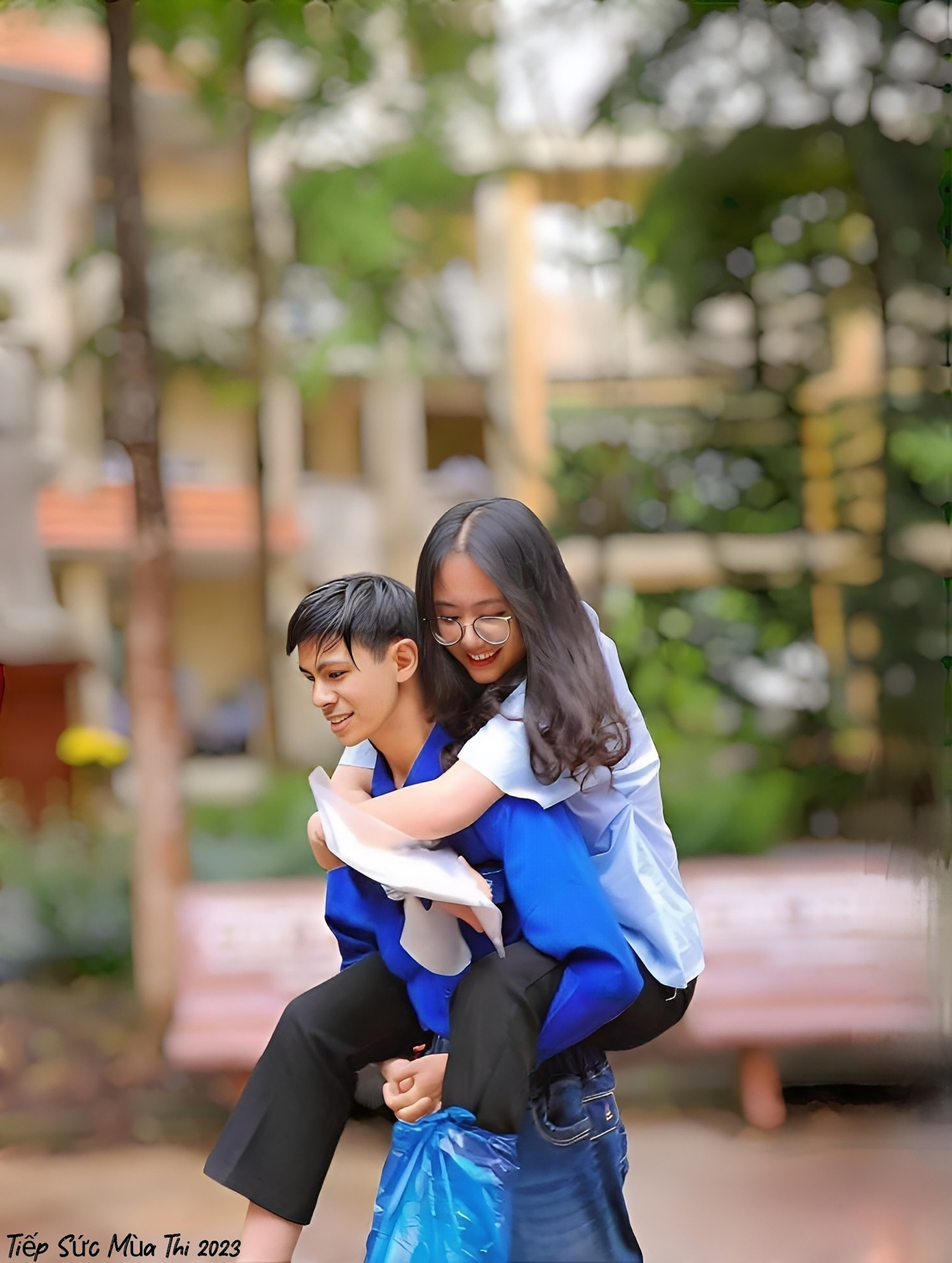 Sinh viên tình nguyện hỗ trợ thí sinh trong kỳ thi. Sinh viên tình nguyện hỗ trợ thí sinh trong kỳ thi.