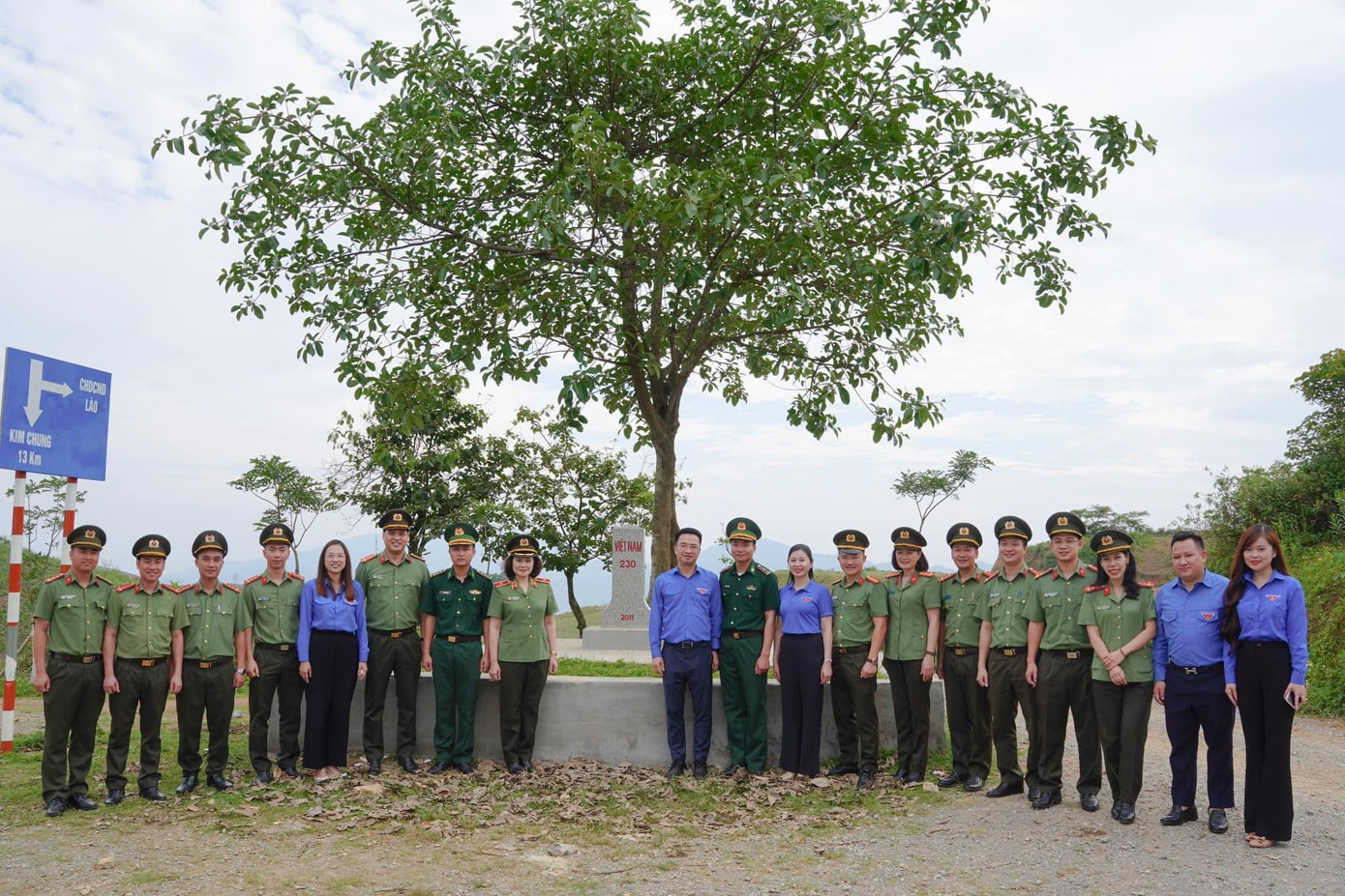 Các đại biểu dâng hương và thăm cột mốc biên giới Việt Nam - Lào. Các đại biểu dâng hương và thăm cột mốc biên giới Việt Nam - Lào.