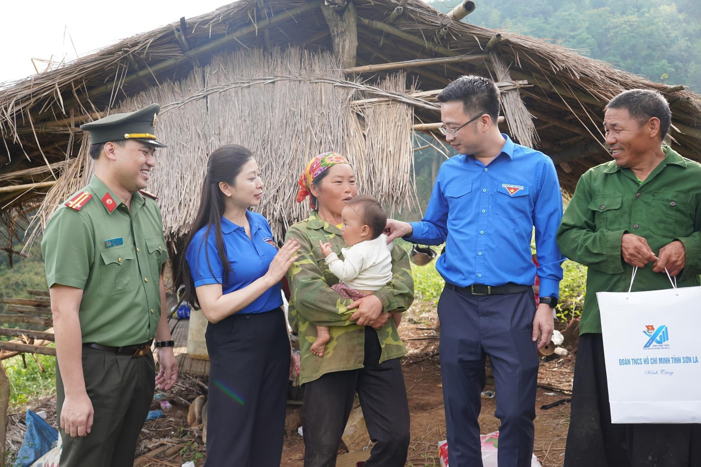 Bí thư T.Ư Đoàn Nguyễn Tường Lâm cùng Tỉnh Đoàn Sơn La thăm và tặng quà đồng bào dân tộc ven biên giới Việt Nam - Lào. Bí thư T.Ư Đoàn Nguyễn Tường Lâm cùng Tỉnh Đoàn Sơn La thăm và tặng quà đồng bào dân tộc ven biên giới Việt Nam - Lào.