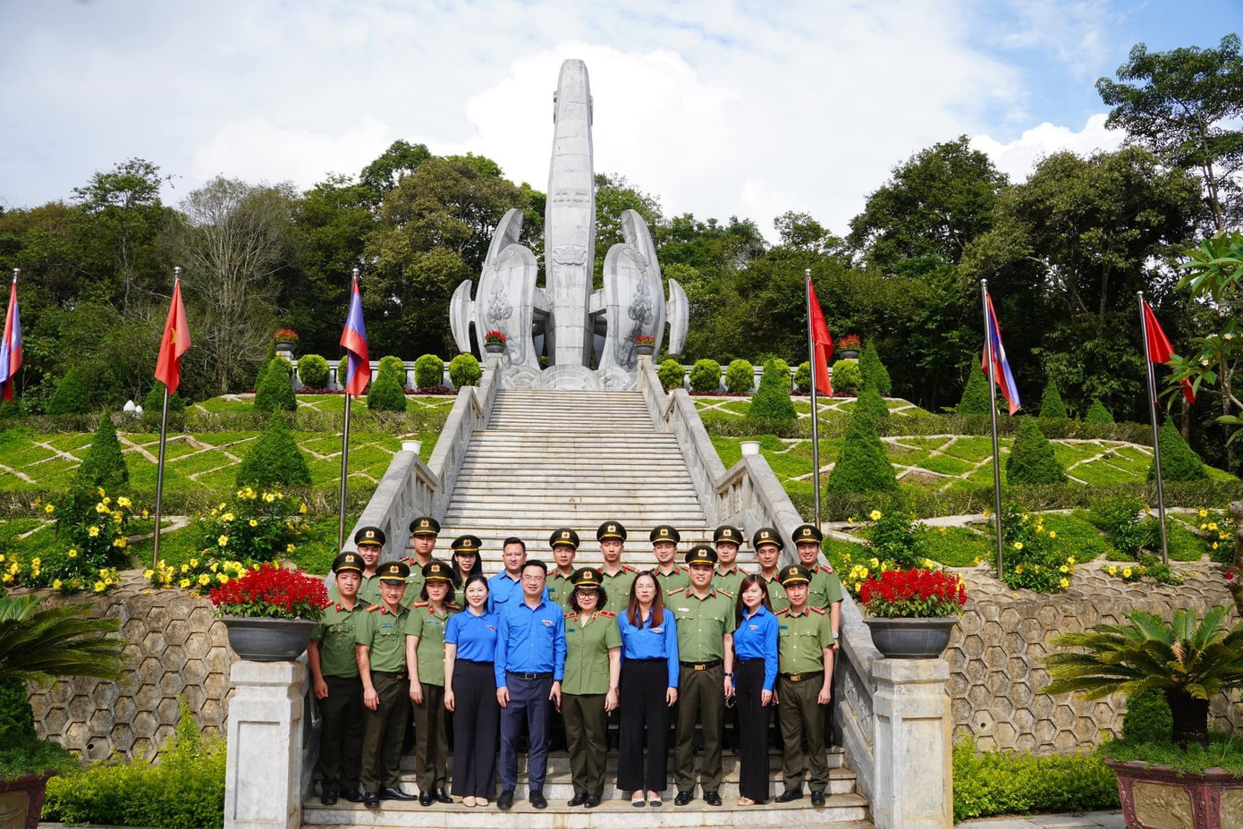Các đại biểu dâng hương và thăm cột mốc biên giới Việt Nam - Lào. Các đại biểu dâng hương và thăm cột mốc biên giới Việt Nam - Lào.