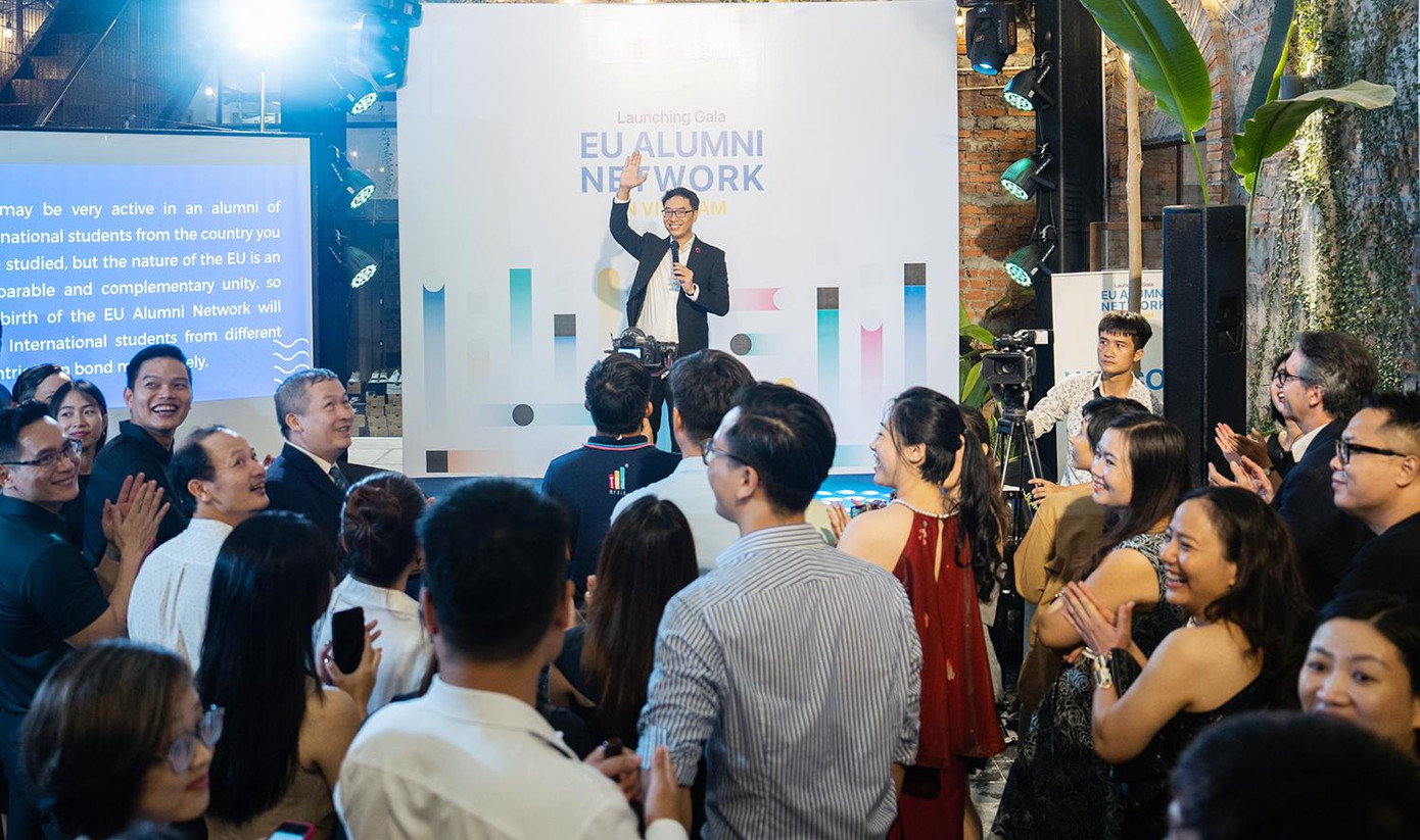 Anh Đinh Khắc Đông - Chủ tịch Mạng lưới du học sinh Việt Nam tại EU phát biểu chào mừng.