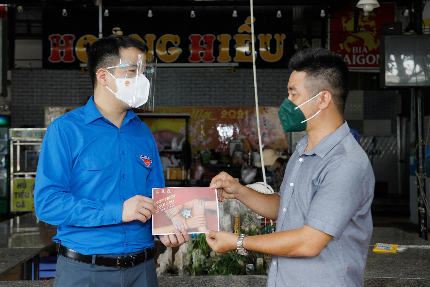 Anh Ngô Văn Cương, Bí thư T.Ư Đoàn trao quà đến các hộ kinh doanh gặp khó khăn trong dịch COVID-19. Anh Ngô Văn Cương, Bí thư T.Ư Đoàn trao quà đến các hộ kinh doanh gặp khó khăn trong dịch COVID-19.