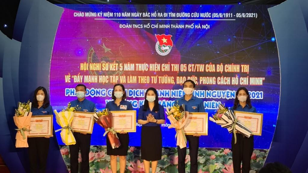 Thành Đoàn Hà Nội tặng Bằng khen của BCH Thành Đoàn Hà Nội cho 5 công trình tiêu biểu Thanh niên học, làm theo lời Bác. 5 công trình tiêu biểu thanh niên làm theo lời Bác