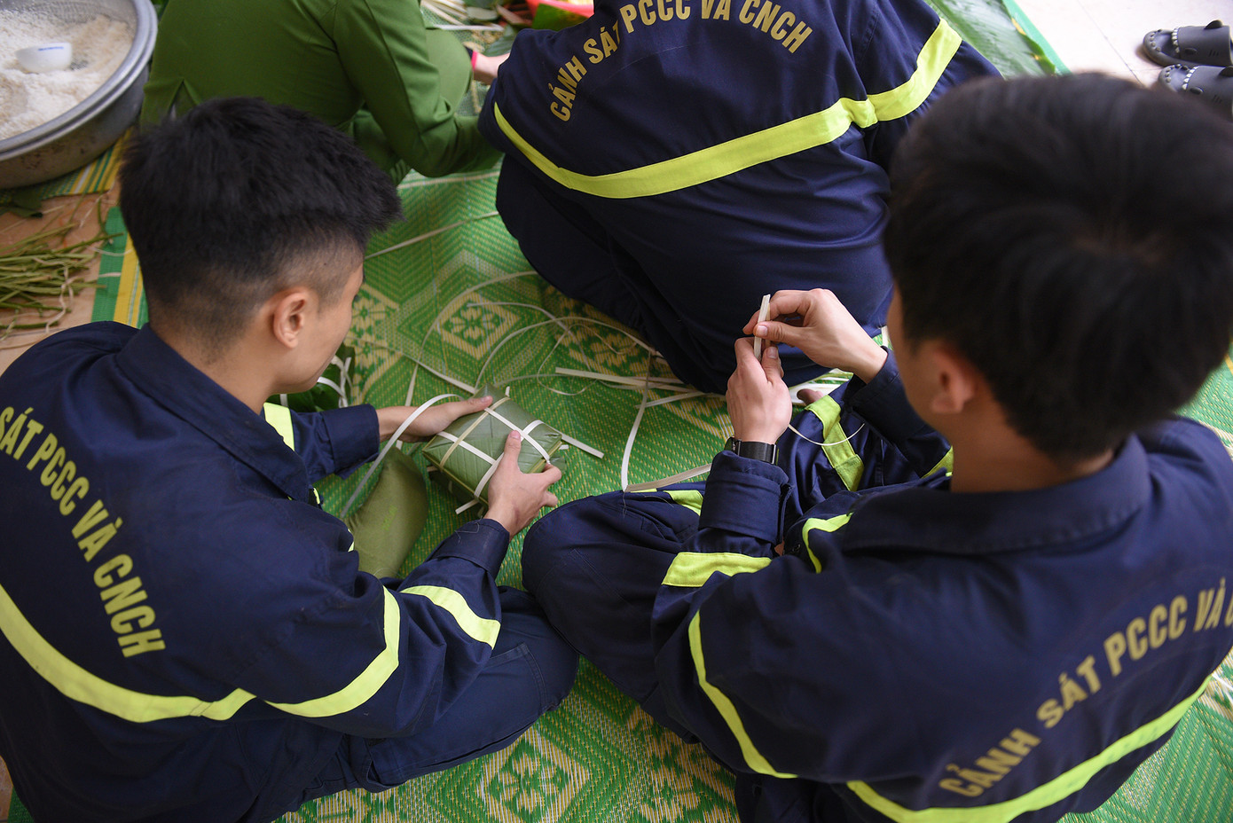 Đôi bàn tay các chiến sĩ không chỉ biết lái xe, cầm vòi chữa cháy mà còn khéo léo gói những tấm bánh chưng ngày Tết. Đôi bàn tay các chiến sĩ không chỉ biết lái xe, cầm vòi chữa cháy mà còn khéo léo gói những tấm bánh chưng ngày Tết.