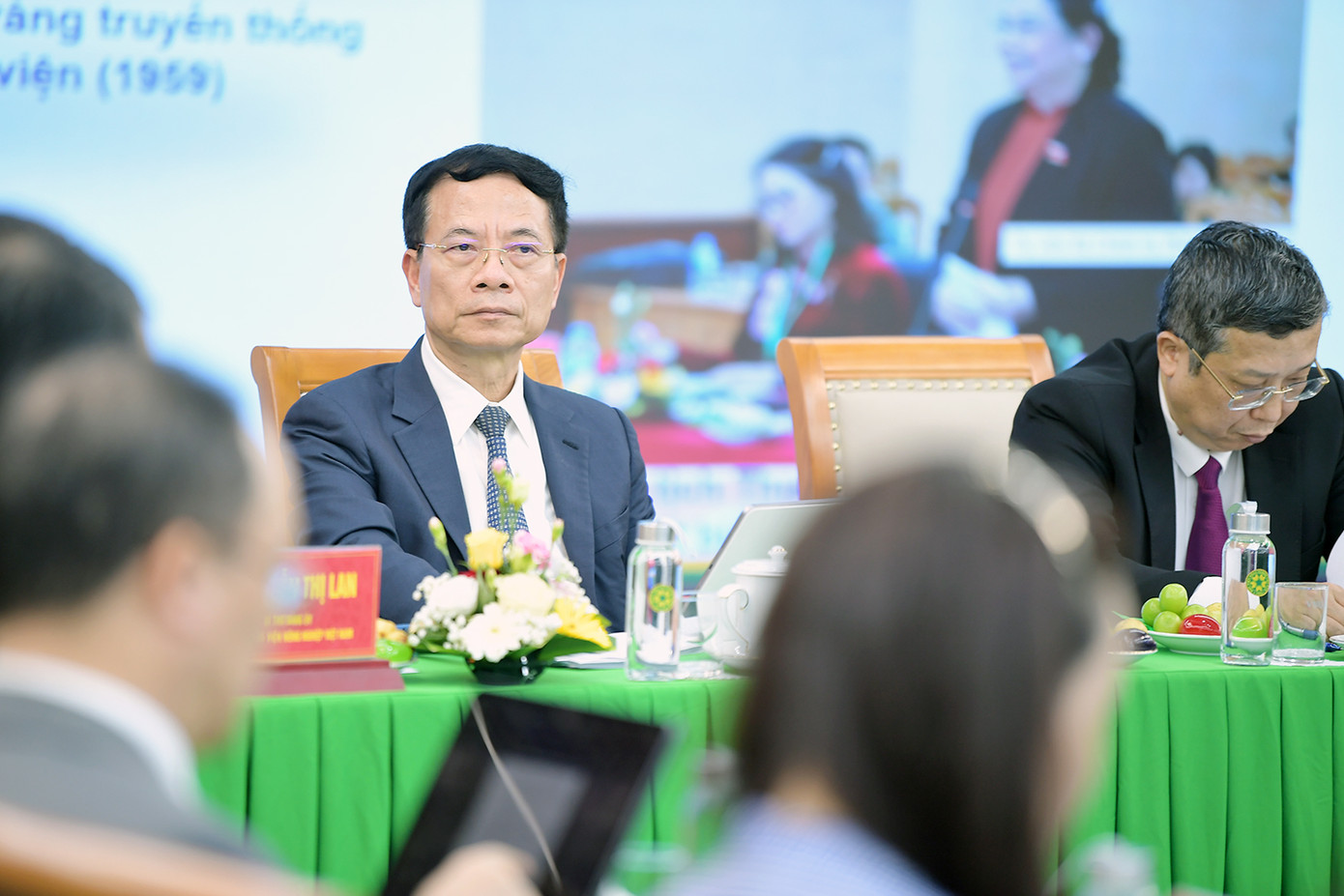 Bộ trưởng Nguyễn Mạnh Hùng lắng nghe chia sẻ từ các nhà khoa học.