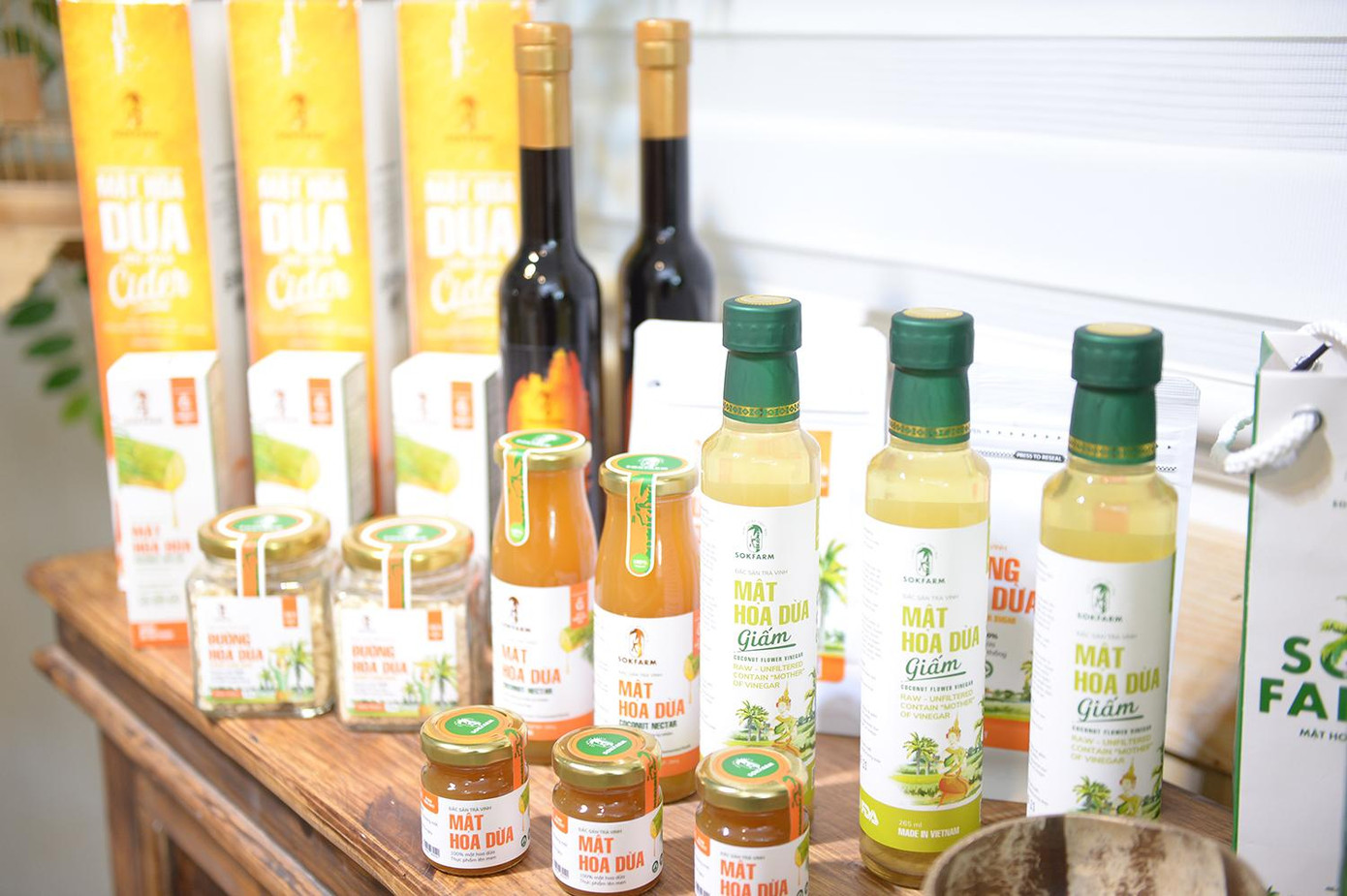 “Mật hoa dừa Sokfarm” của nhóm tác giả Phạm Đình Ngãi (Trà Vinh) đã xuất sắc giành giải Nhất cuộc thi "Dự án Khởi nghiệp sáng tạo thanh niên nông thôn 2020". Sản phẩm có vị ngọt thanh, có chỉ số đường huyết thấp hơn so với mật ong, đường mía và có hàm lượng khoáng cao, thích hợp đối với những người bệnh tiểu đường, người có chỉ số đường huyết cao, người già bồi bổ cơ thể. Mật tiết ra từ hoa dừa được cô đặc thành mật, đường và nhiều sản phẩm khác… giúp tăng giá trị kinh tế. Phạm Đình Ngãi và Thạch Thị Chal Thi không chỉ đầu tư vùng nguyên liệu theo hướng hữu cơ, an toàn trong toàn bộ quá trình canh tác, bảo vệ hệ sinh thái và môi trường, hai vợ chồn còn đầu tư công nghệ, máy móc để sản xuất như máy thanh trùng, máy ngào, máy làm nguội, đóng gói theo tiêu chuẩn một chiều… đảm bảo chất lượng tốt nhất, an toàn vệ sinh thực phẩm.