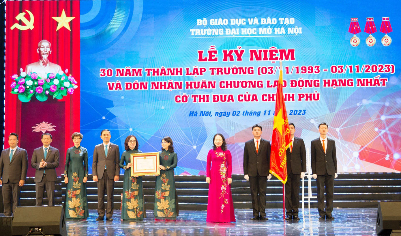 Phó Chủ tịch nước Võ Thị Ánh Xuân đến dự trao Huân chương Lao động hạng Nhất tới nhà trường. Phó Chủ tịch nước Võ Thị Ánh Xuân đến dự trao Huân chương Lao động hạng Nhất tới nhà trường.