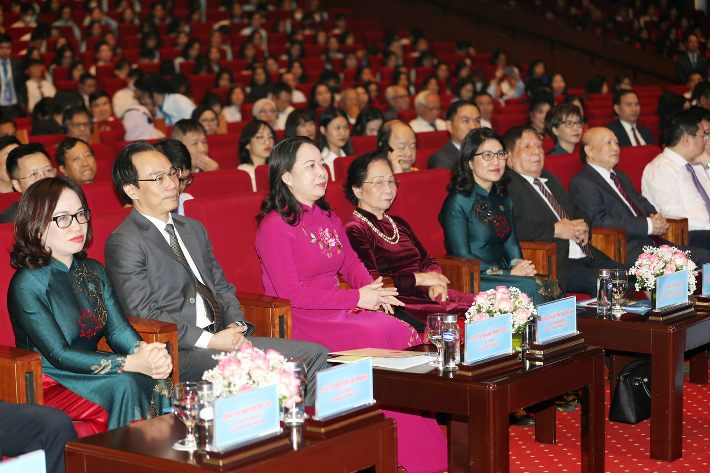 Các đại biểu tham dự chương trình. Các đại biểu tham dự chương trình.