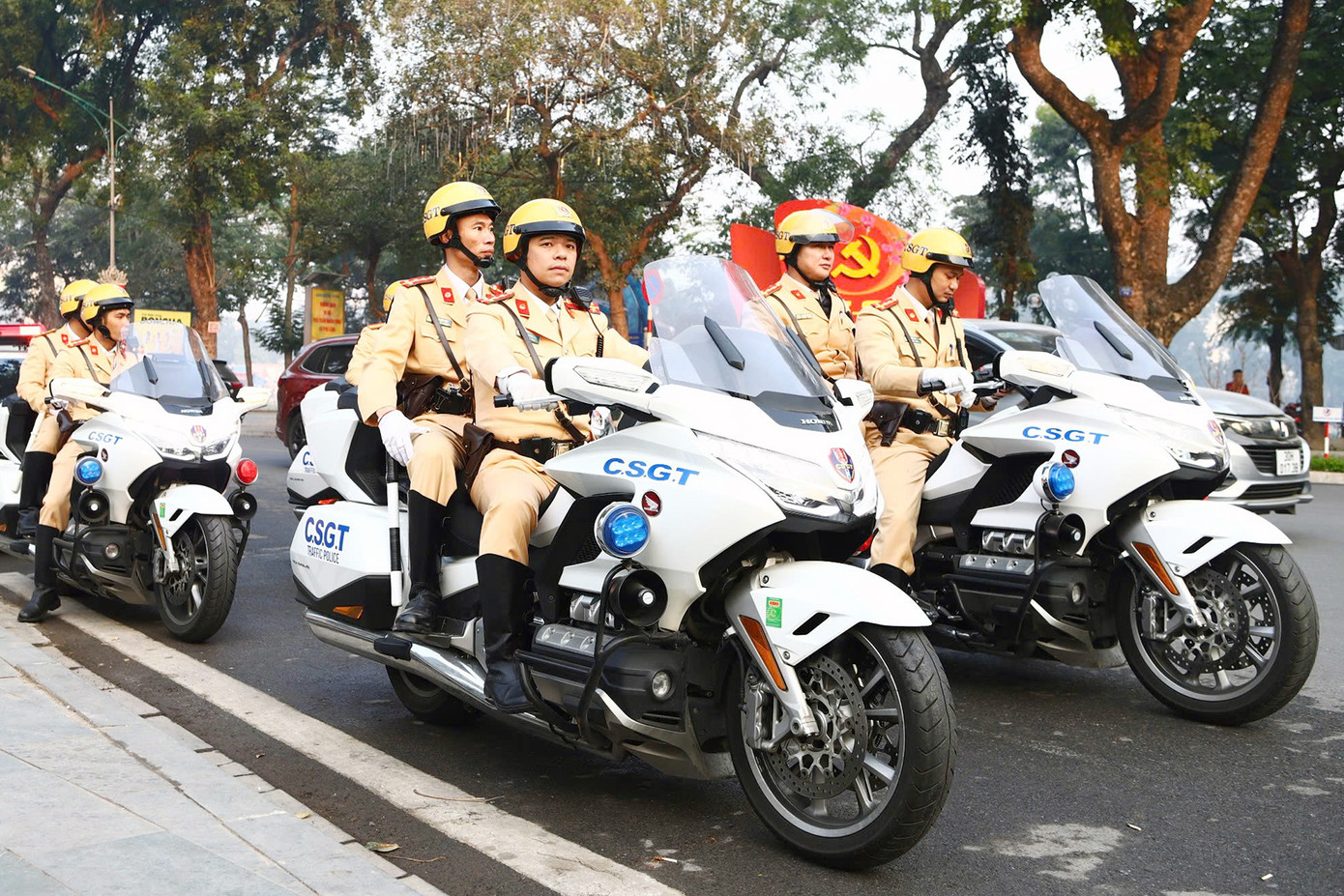 Các lực lượng tham gia diễu hành tuyên truyền sau chương trình.