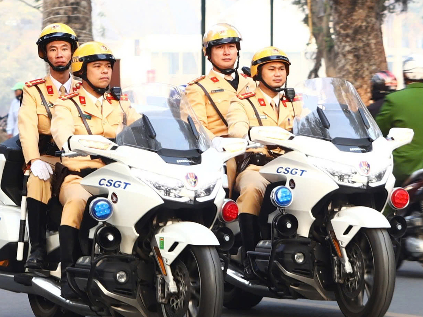 Các lực lượng tham gia diễu hành tuyên truyền sau chương trình.