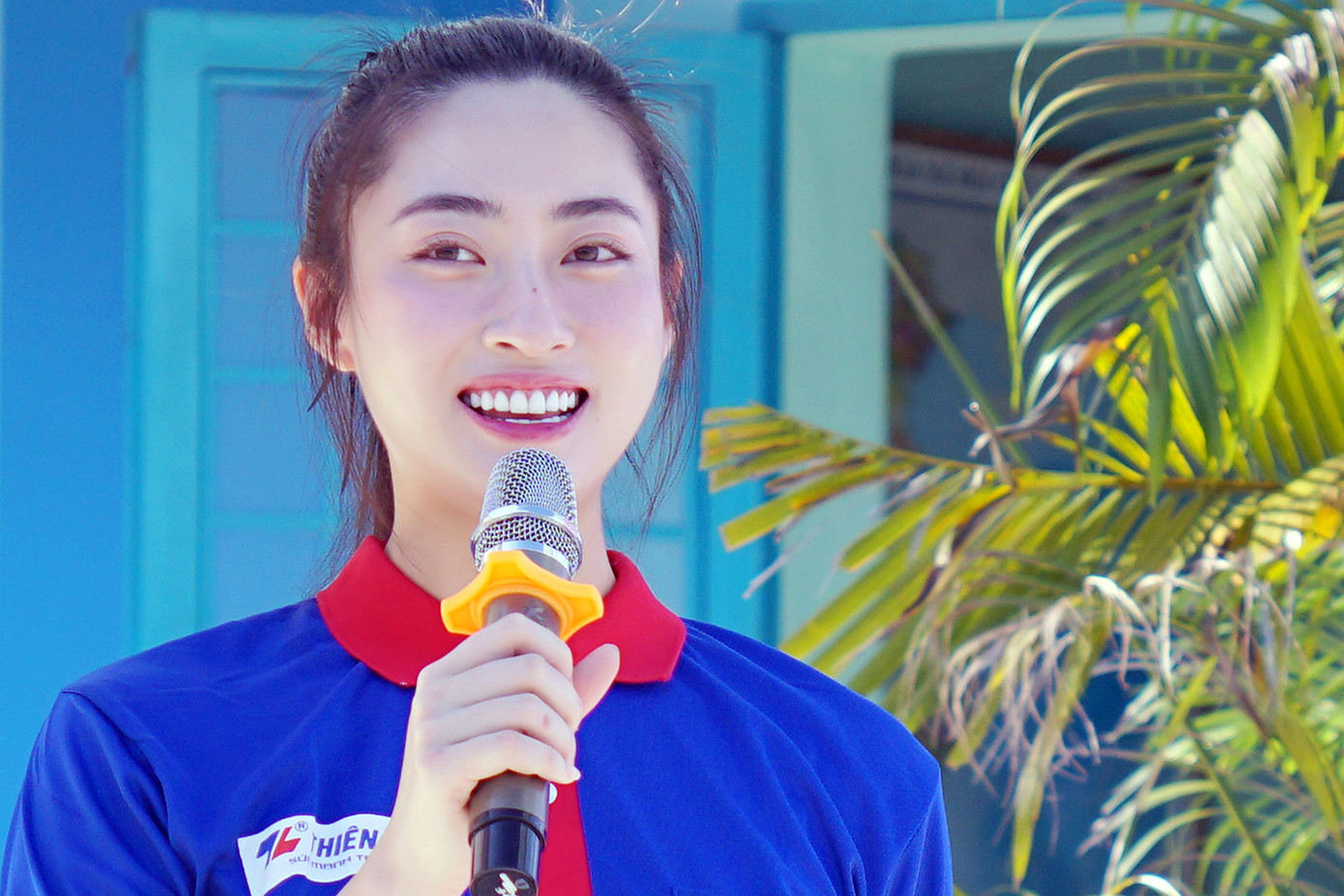 Hoa hậu Lương Thùy Linh truyền cảm hứng cho hơn 2.000 sĩ tử tại Vĩnh Long.