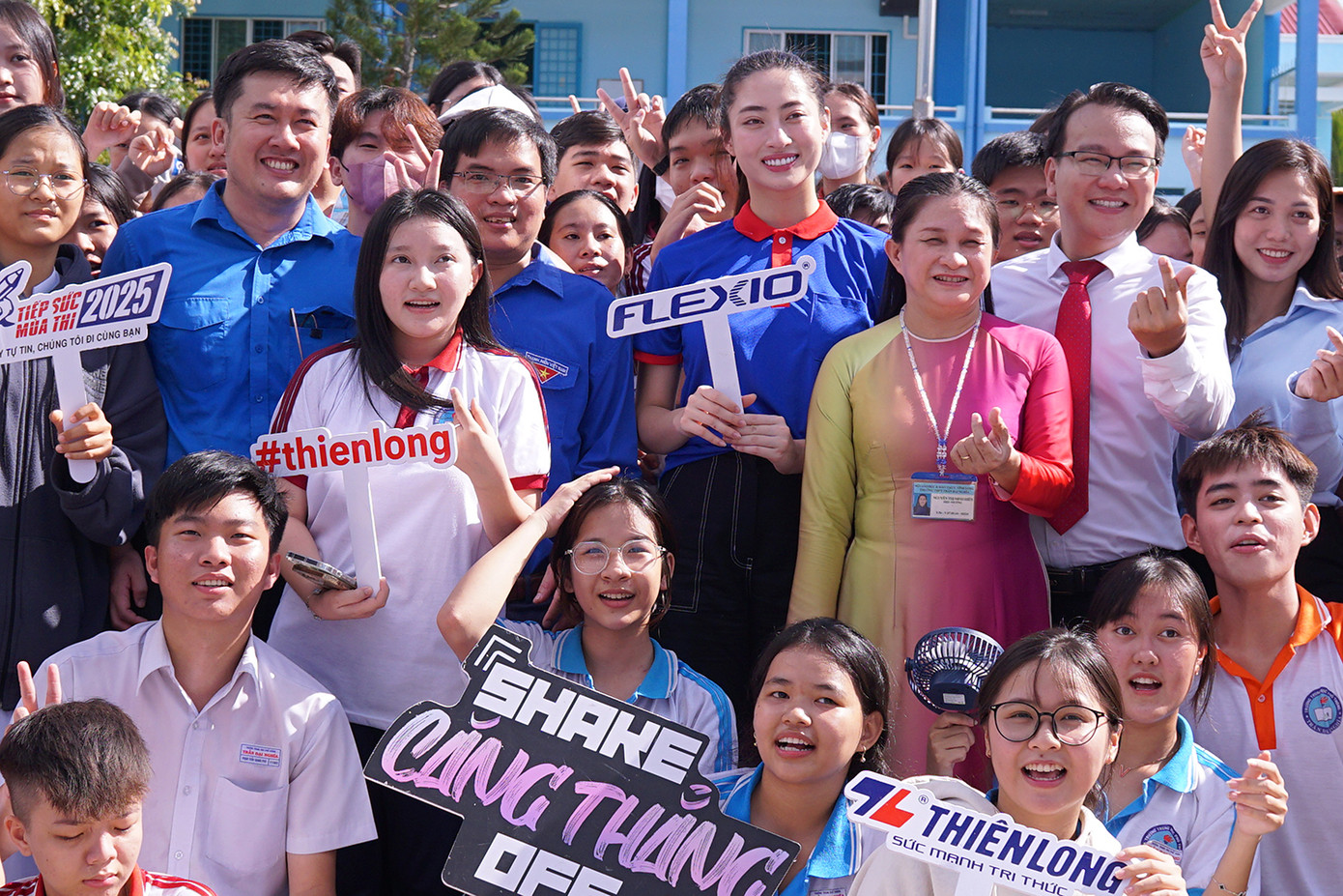 Hoa hậu Lương Thuỳ Linh cùng hàng nghìn học sinh THPT tỉnh Vĩnh Long.