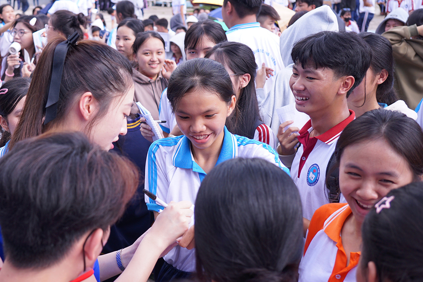 Hoa hậu Lương Thuỳ Linh cùng hàng nghìn học sinh THPT tỉnh Vĩnh Long.