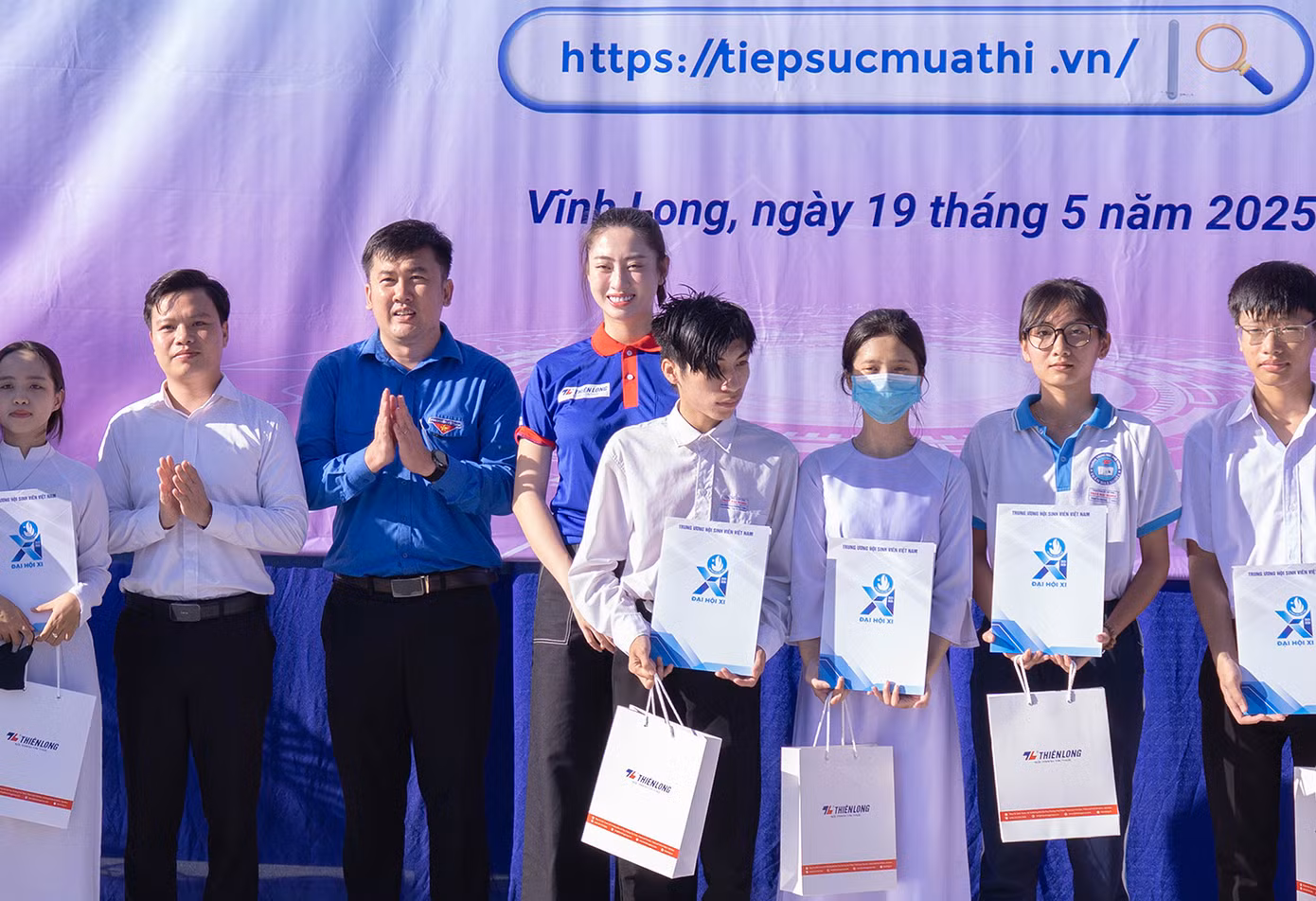 Ban Tổ chức trao học bổng cho học sinh nghèo vượt khó tại chương trình.