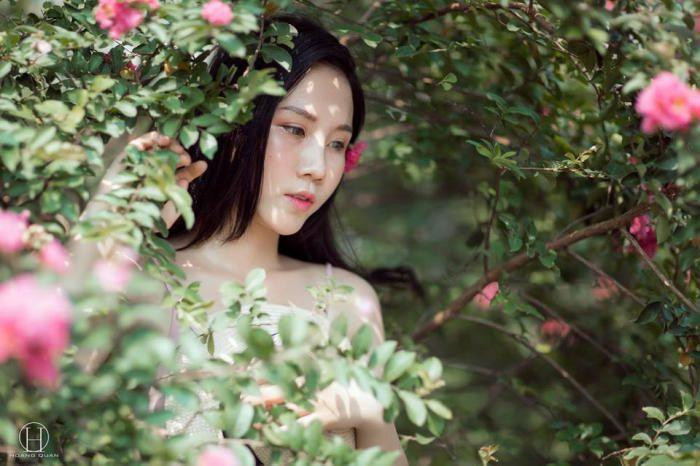 Đây là con đường đẹp nhất bởi dọc đường đi hiện lên những bông hoa tường vi với sắc hồng nổi bật. Đây là con đường đẹp nhất bởi dọc đường đi hiện lên những bông hoa tường vi với sắc hồng nổi bật.