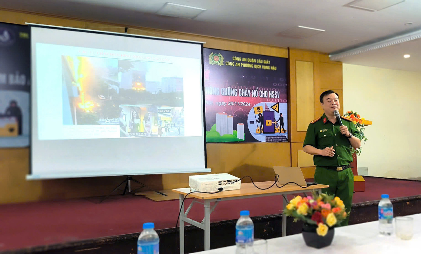 Trung tá Nguyễn Hùng An - Cảnh sát PCCC & CNCH, hướng dẫn kỹ năng sử dụng bình chữa cháy, cách thoát hiểm và xử lý khi có cháy xảy ra tại chương trình. Trung tá Nguyễn Hùng An - Cảnh sát PCCC & CNCH, hướng dẫn kỹ năng sử dụng bình chữa cháy, cách thoát hiểm và xử lý khi có cháy xảy ra tại chương trình.