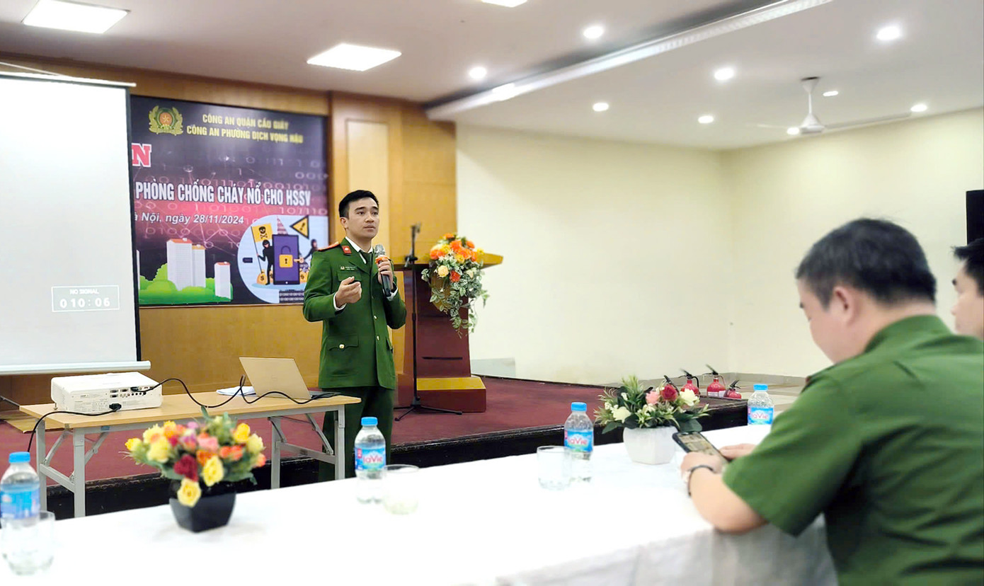 Thượng úy Dương Đình Quê - đại diện Công an phường Dịch Vọng Hậu, chia sẻ một số kỹ năng để sinh viên không trở thành nạn nhân của lừa đảo online. Thượng úy Dương Đình Quê - đại diện Công an phường Dịch Vọng Hậu, chia sẻ một số kỹ năng để sinh viên không trở thành nạn nhân của lừa đảo online.