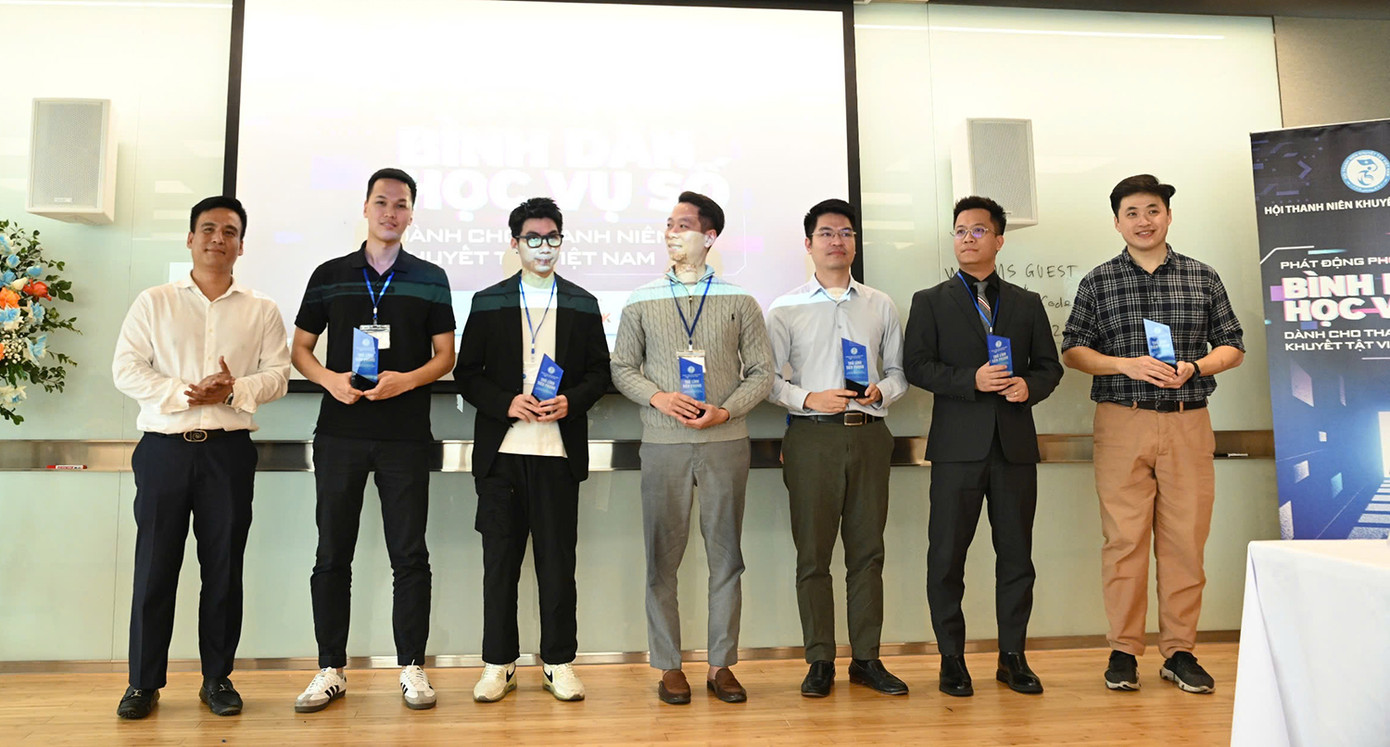 Ra mắt đội hình chuyên gia 'Bình dân học vụ số'.