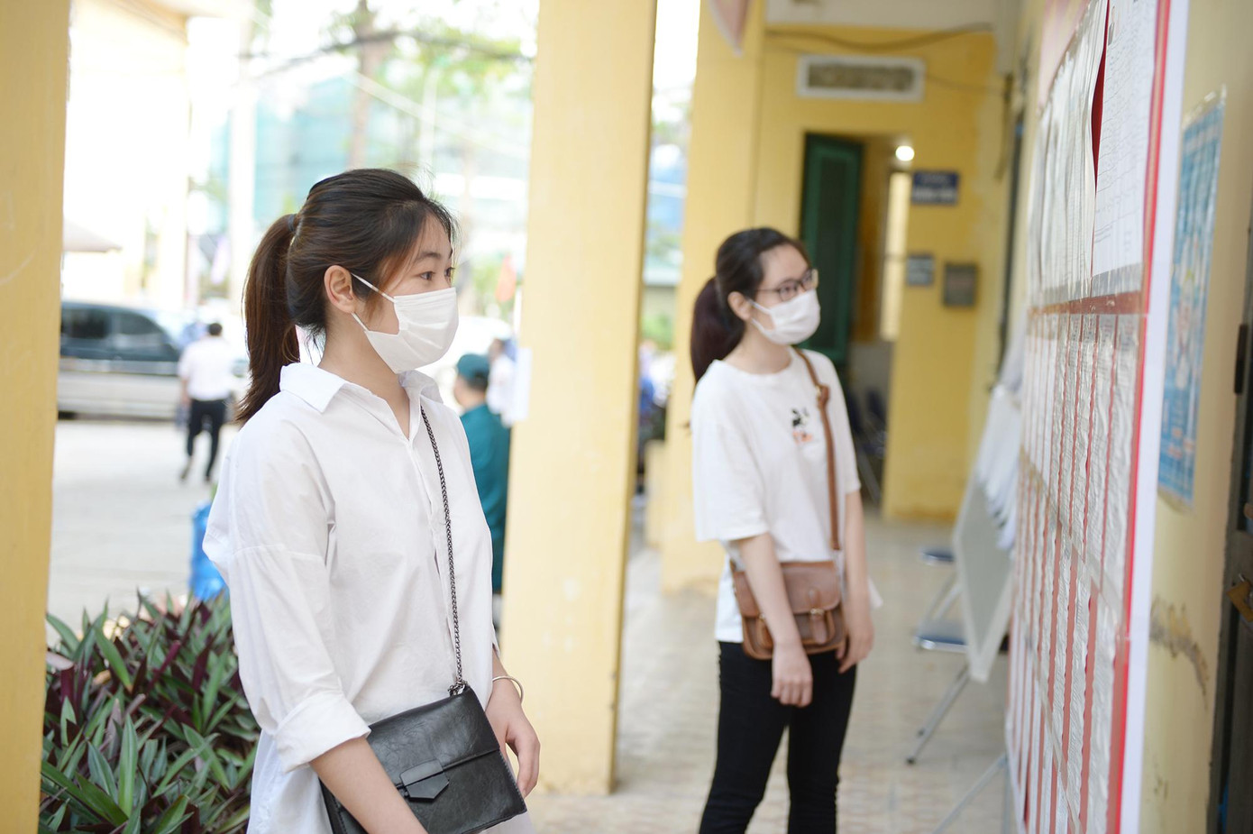 Sinh viên tìm hiểu các đại biểu ứng cử tại điểm bỏ phiếu.