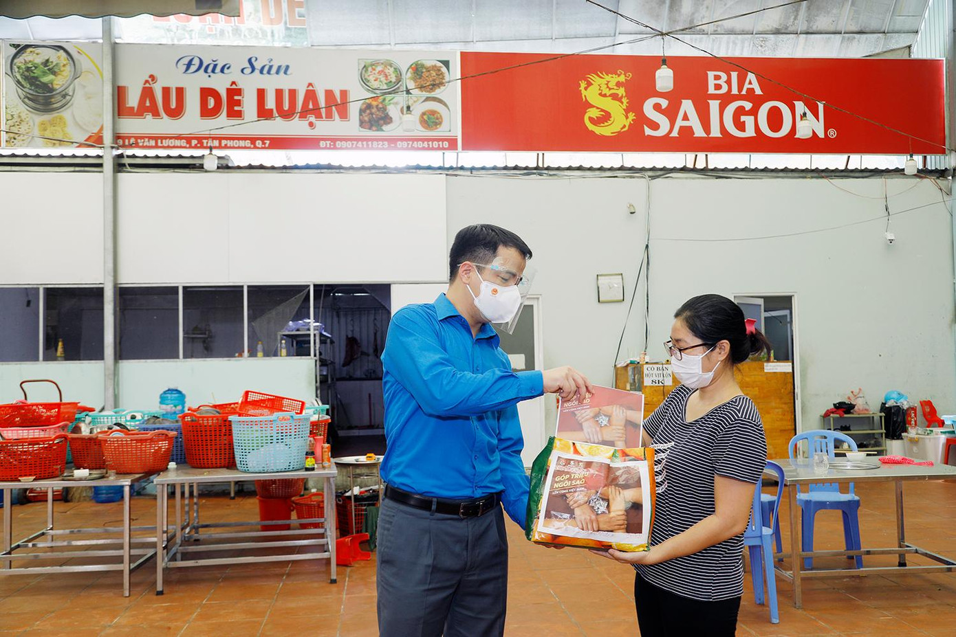 Bí thư T.Ư Đoàn Ngô Văn Cương trao hỗ trợ tới các hộ kinh doanh. Bí thư T.Ư Đoàn Ngô Văn Cương trao hỗ trợ tới các hộ kinh doanh.