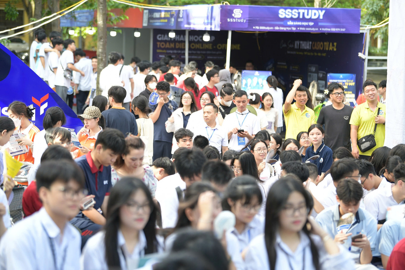 Hàng nghìn học sinh Hà Nội tham gia Ngày hội tuyển sinh khối ngành Khoa học – Công nghệ. Ảnh: DƯƠNG TRIỀU Hàng nghìn học sinh Hà Nội tham gia Ngày hội tuyển sinh khối ngành Khoa học – Công nghệ. Ảnh: DƯƠNG TRIỀU