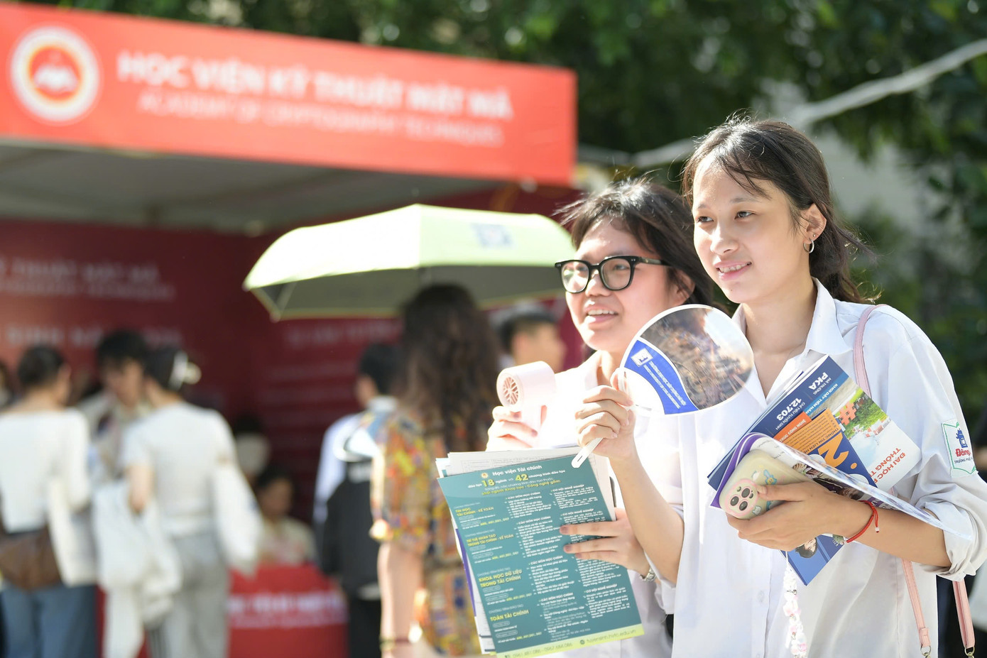 Lãnh đạo các trường đại học tư vấn trực tiếp cho học sinh tại ngày hội. Lãnh đạo các trường đại học tư vấn trực tiếp cho học sinh tại ngày hội.