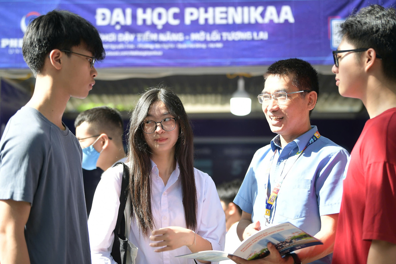 Lãnh đạo các trường đại học tư vấn trực tiếp cho học sinh tại ngày hội. Lãnh đạo các trường đại học tư vấn trực tiếp cho học sinh tại ngày hội.