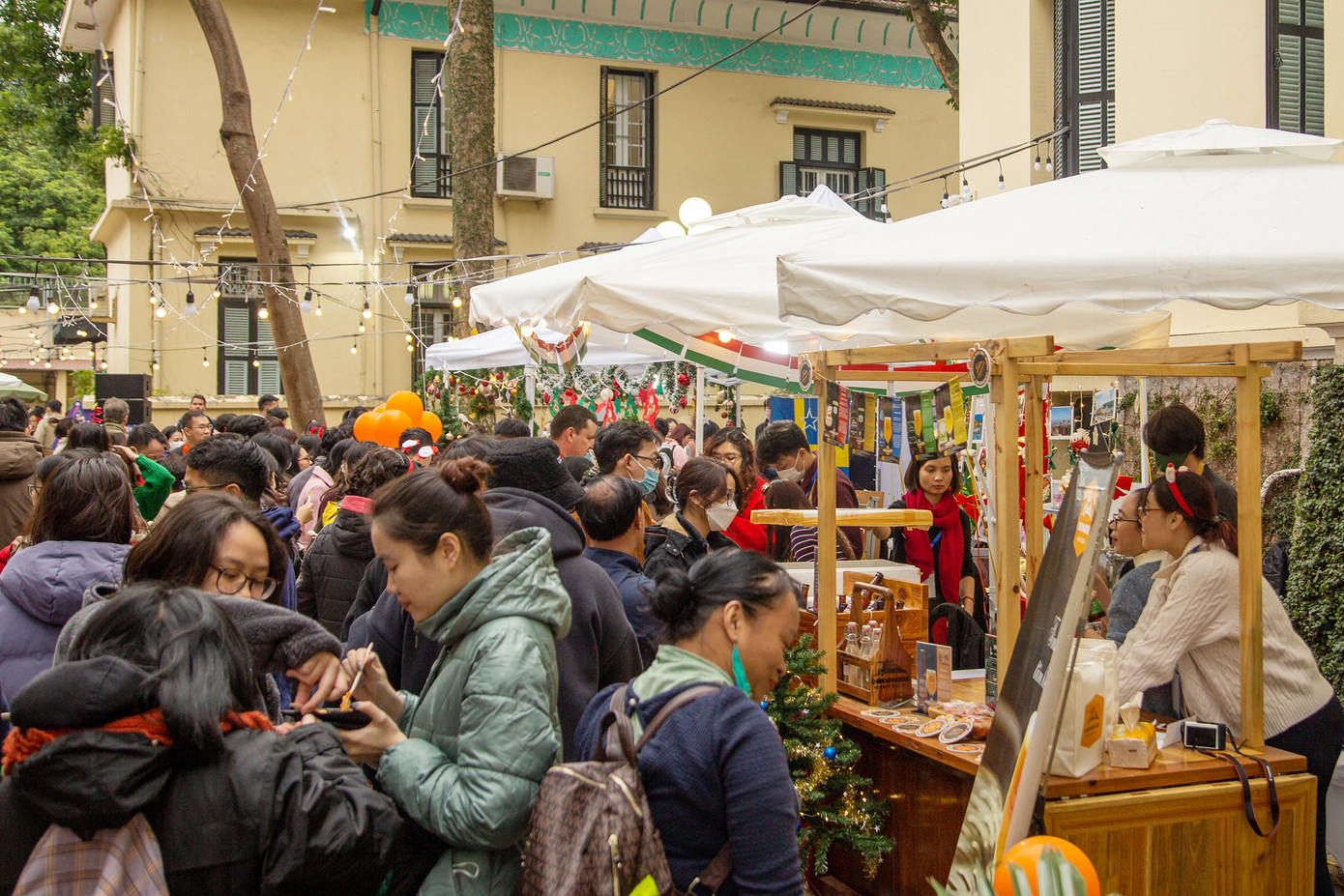 Không khí Giáng sinh châu Âu giữa lòng Thủ đô. Không khí Giáng sinh châu Âu giữa lòng Thủ đô.