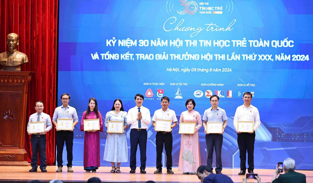 T.Ư Đoàn trao tặng Kỷ niệm chương Vì thế hệ trẻ cho 15 cá nhân.