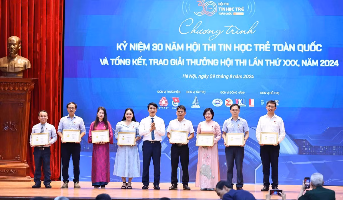 T.Ư Đoàn trao tặng Kỷ niệm chương Vì thế hệ trẻ cho 15 cá nhân.