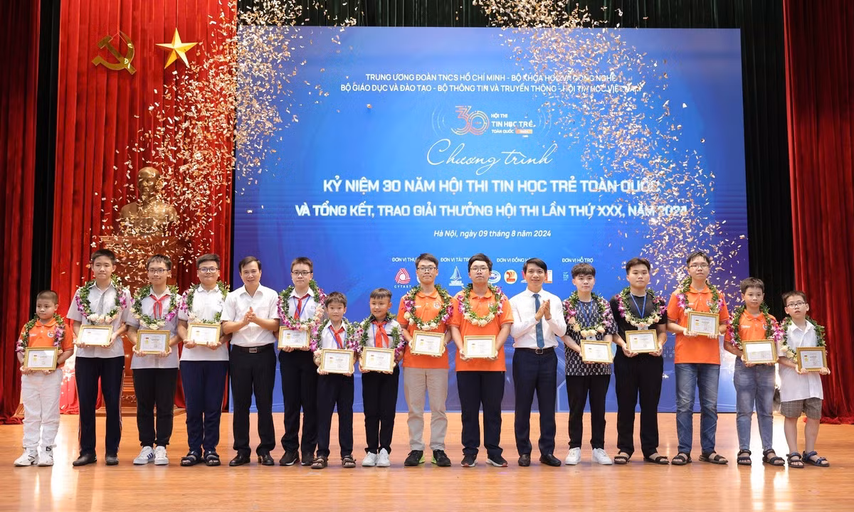 Ban Tổ chức vinh danh những tài năng tin học trẻ năm 2024.