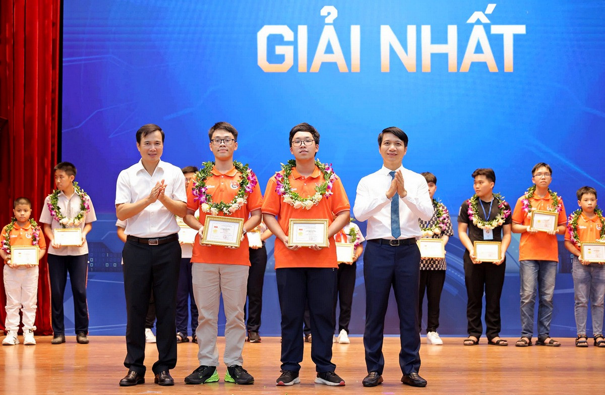 Ông Bùi Thế Duy - Thứ trưởng Bộ KH - CN; anh Nguyễn Ngọc Lương - Bí thư thường trực T.Ư Đoàn, Chủ tịch T.Ư Hội LHTN Việt Nam, trao Giải Nhất cho tài năng tin học trẻ năm 2024.