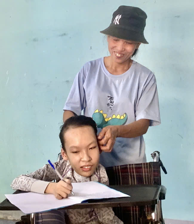 Lê Thảo Nguyên luôn nhận được sự chăm sóc từ mẹ và dì. Lê Thảo Nguyên luôn nhận được sự chăm sóc từ mẹ và dì.