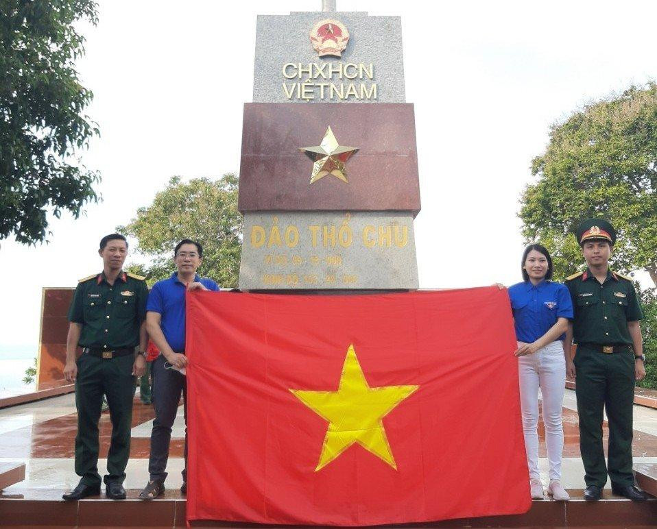 Đại diện tỉnh Đoàn Kiên Giang đã bàn giao công trình Cột cờ Tổ quốc cho Trung đoàn 152. Đại diện tỉnh Đoàn Kiên Giang đã bàn giao công trình Cột cờ Tổ quốc cho Trung đoàn 152.