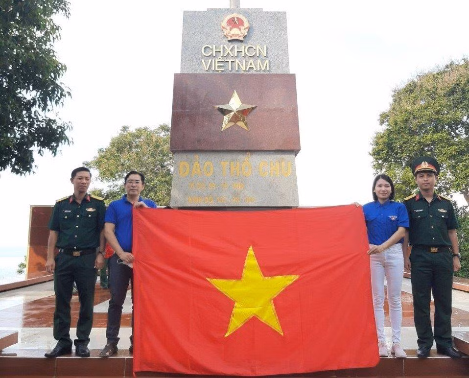 Đại diện tỉnh Đoàn Kiên Giang đã bàn giao công trình Cột cờ Tổ quốc cho Trung đoàn 152.