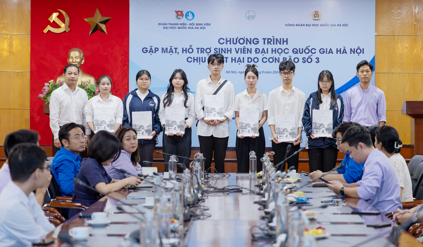 Đại diện Công đoàn, Đoàn Thanh niên, Hội Sinh viên ĐHQG Hà Nội trao hỗ trợ cho sinh viên tại chương trình.