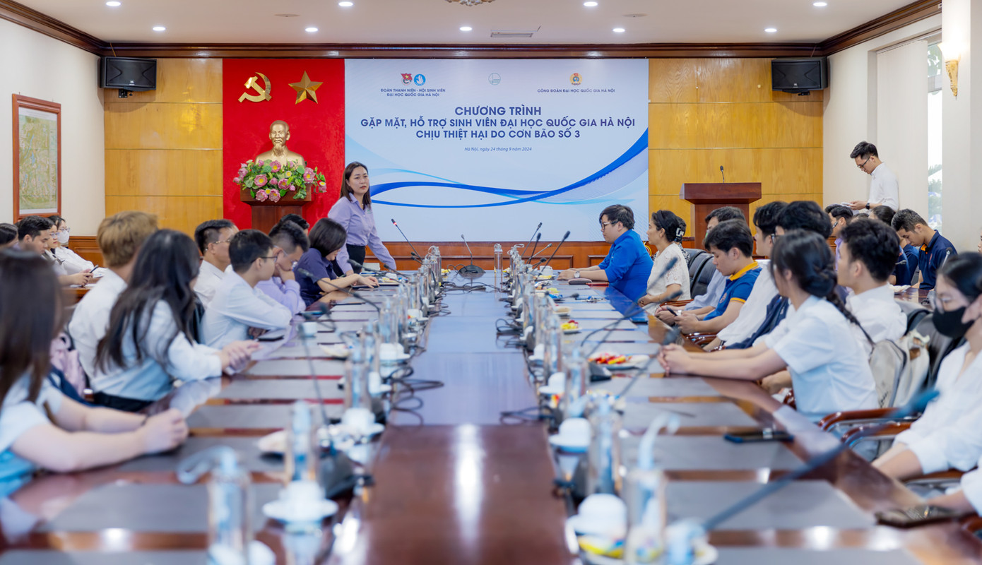 Chị Hứa Thanh Hoa chia sẻ và động viên tới sinh viên ĐHQG Hà Nội bị ảnh hưởng bởi cơn bão số 3 vừa qua.