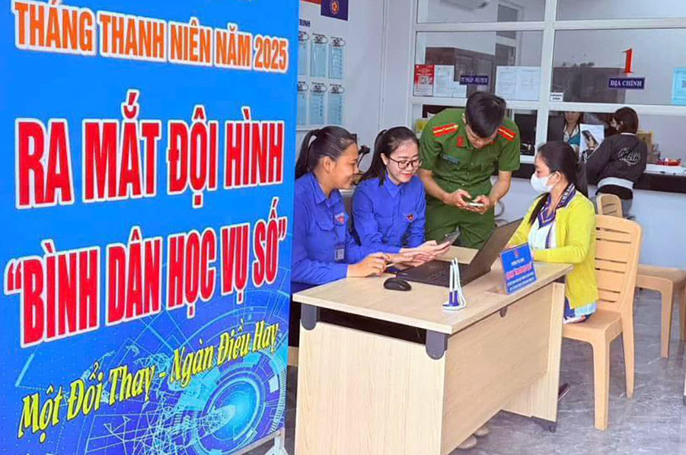 Bình Thuận: 110 đội hình thanh niên tình nguyện ‘Bình dân học vụ số’ hỗ trợ người dân. Bình Thuận: 110 đội hình thanh niên tình nguyện ‘Bình dân học vụ số’ hỗ trợ người dân.