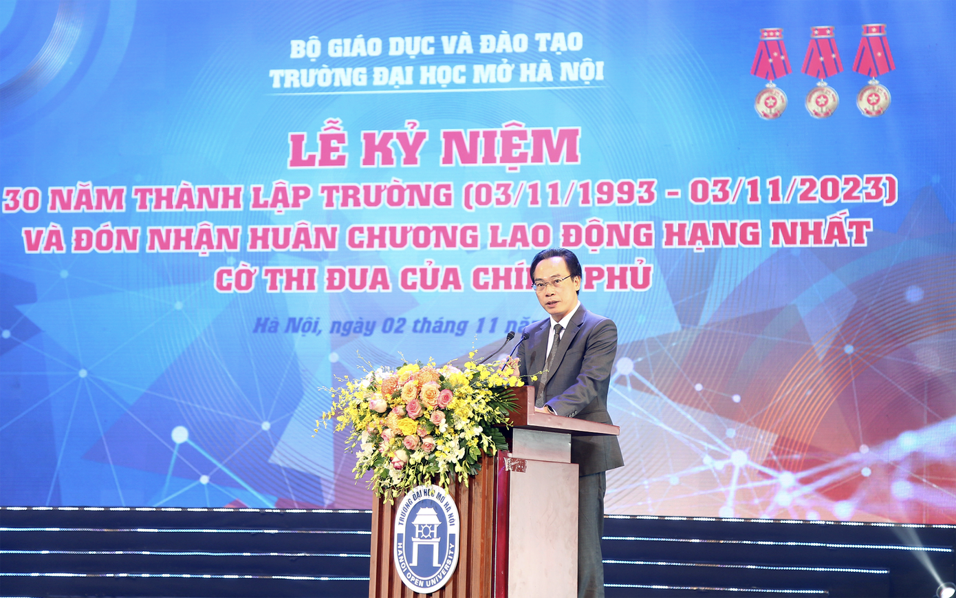 Thứ trưởng Bộ GD - ĐT Hoàng Minh Sơn chúc mừng tập thể trường ĐH Mở Hà Nội. Thứ trưởng Bộ GD - ĐT Hoàng Minh Sơn chúc mừng tập thể trường ĐH Mở Hà Nội.