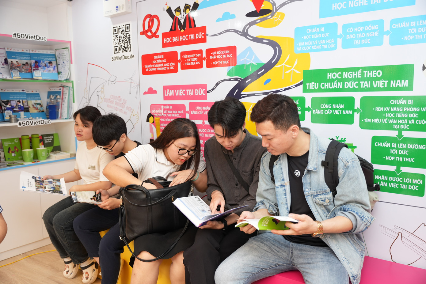 Hàng trăm bạn trẻ tìm kiếm cơ hội nghề nghiệp tại chương trình. Hàng trăm bạn trẻ tìm kiếm cơ hội nghề nghiệp tại chương trình.