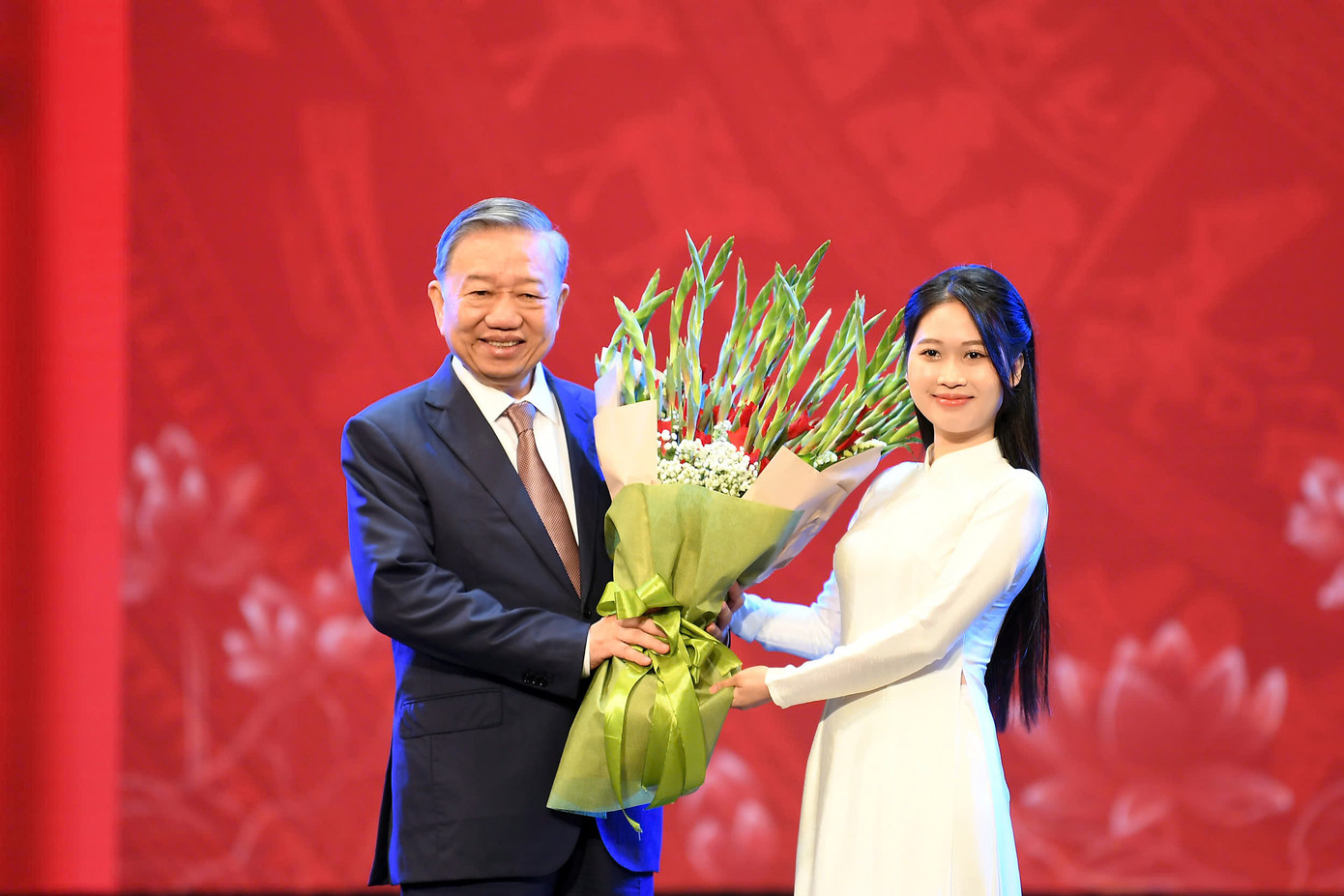 Nữ 'Sinh viên 5 tốt' đại diện thế hệ trẻ vinh dự trao hoa tặng Tổng Bí thư Tô Lâm trong sự kiện tôn vinh các nhà giáo. Ảnh: DƯƠNG TRIỀU Nữ 'Sinh viên 5 tốt' đại diện thế hệ trẻ vinh dự trao hoa tặng Tổng Bí thư Tô Lâm trong sự kiện tôn vinh các nhà giáo. Ảnh: DƯƠNG TRIỀU