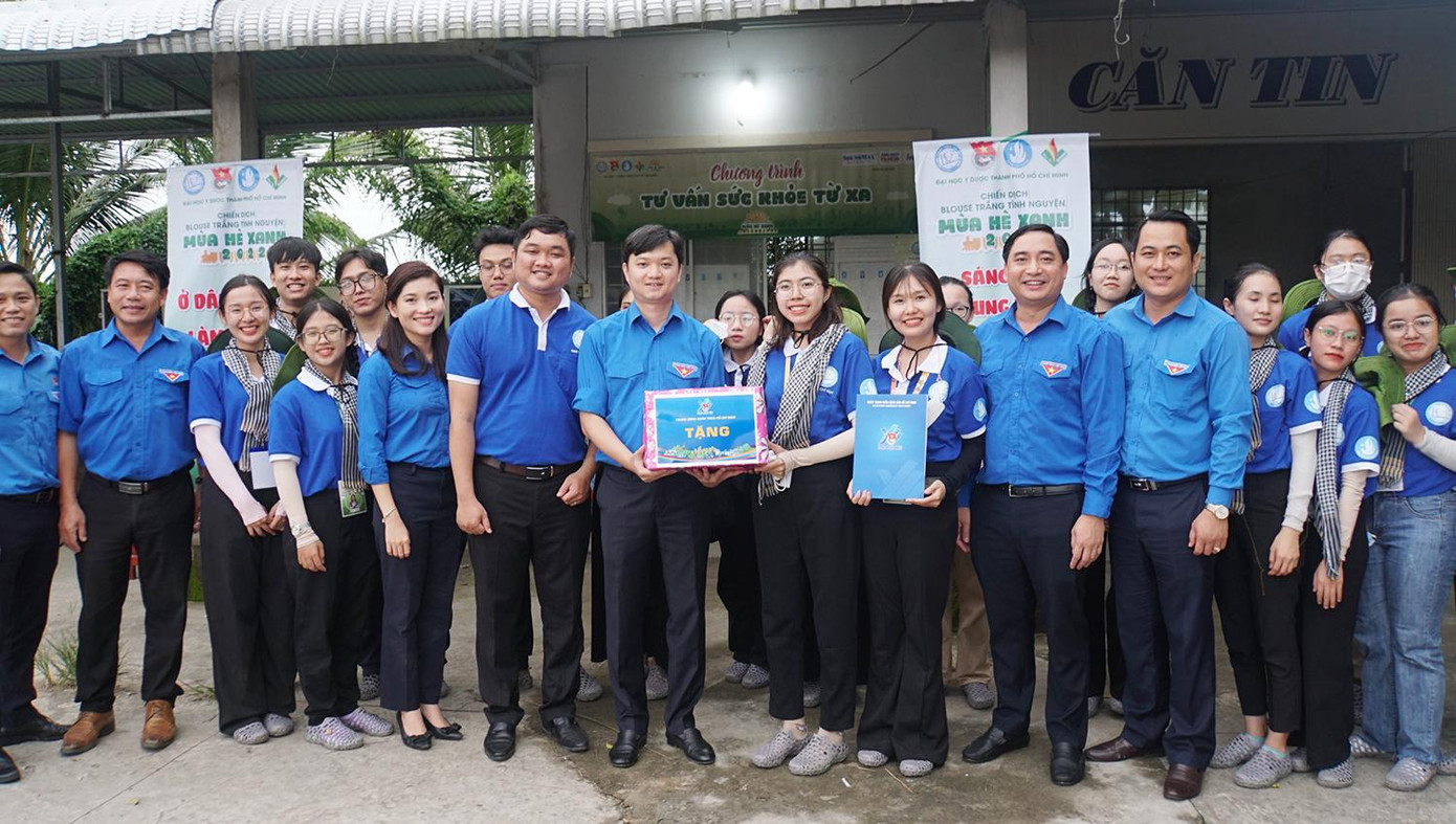 Anh Nguyễn Minh Triết, Bí thư T.Ư Đoàn, Chủ tịch T.Ư Hội Sinh viên Việt Nam vừa đến thăm và động viên các chiến sỹ tình nguyện.