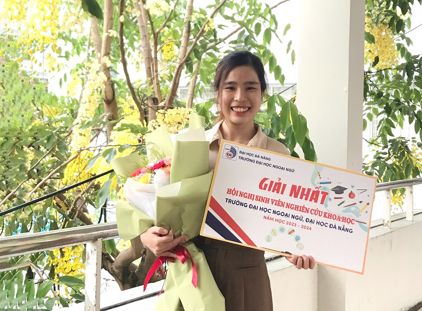 Hạnh Nguyên tham gia nhiều hoạt động, cuộc thi và dành nhiều thành tích ấn tượng.