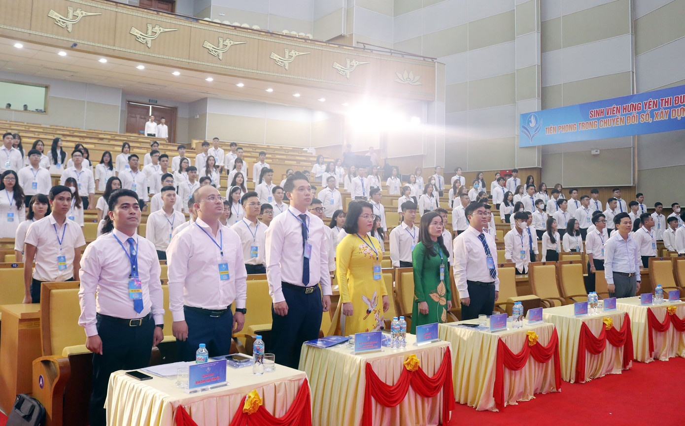 Các đại biểu tham dự phiên làm việc đầu tiên.